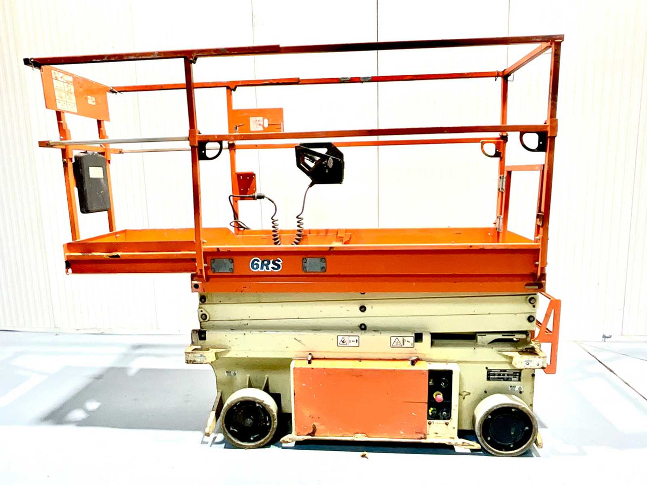 JLG -6RS - AERIAL WORK PLATFORM, WORKING HEIGHT 7.8M, EXTENDABLE TO 2.55M, 315 HOURS - Aerial platform: picture 1 JLG -6RS - AERIAL WORK PLATFORM, WORKING HEIGHT 7.8M, EXTENDABLE TO 2.55M, 315 HOURS - Aerial platform: picture 1