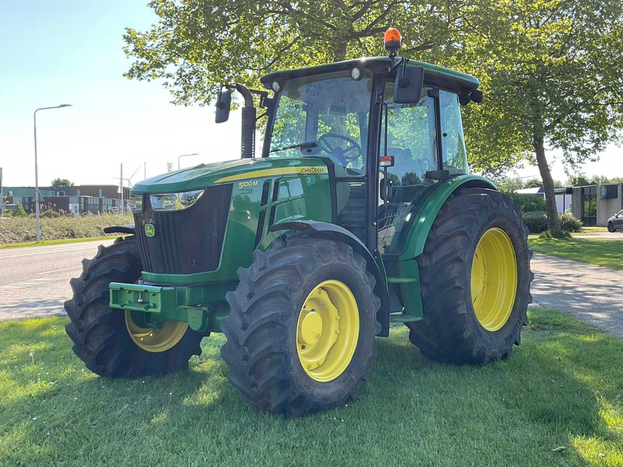 John Deere 5100M - Farm tractor: picture 1 John Deere 5100M - Farm tractor: picture 1