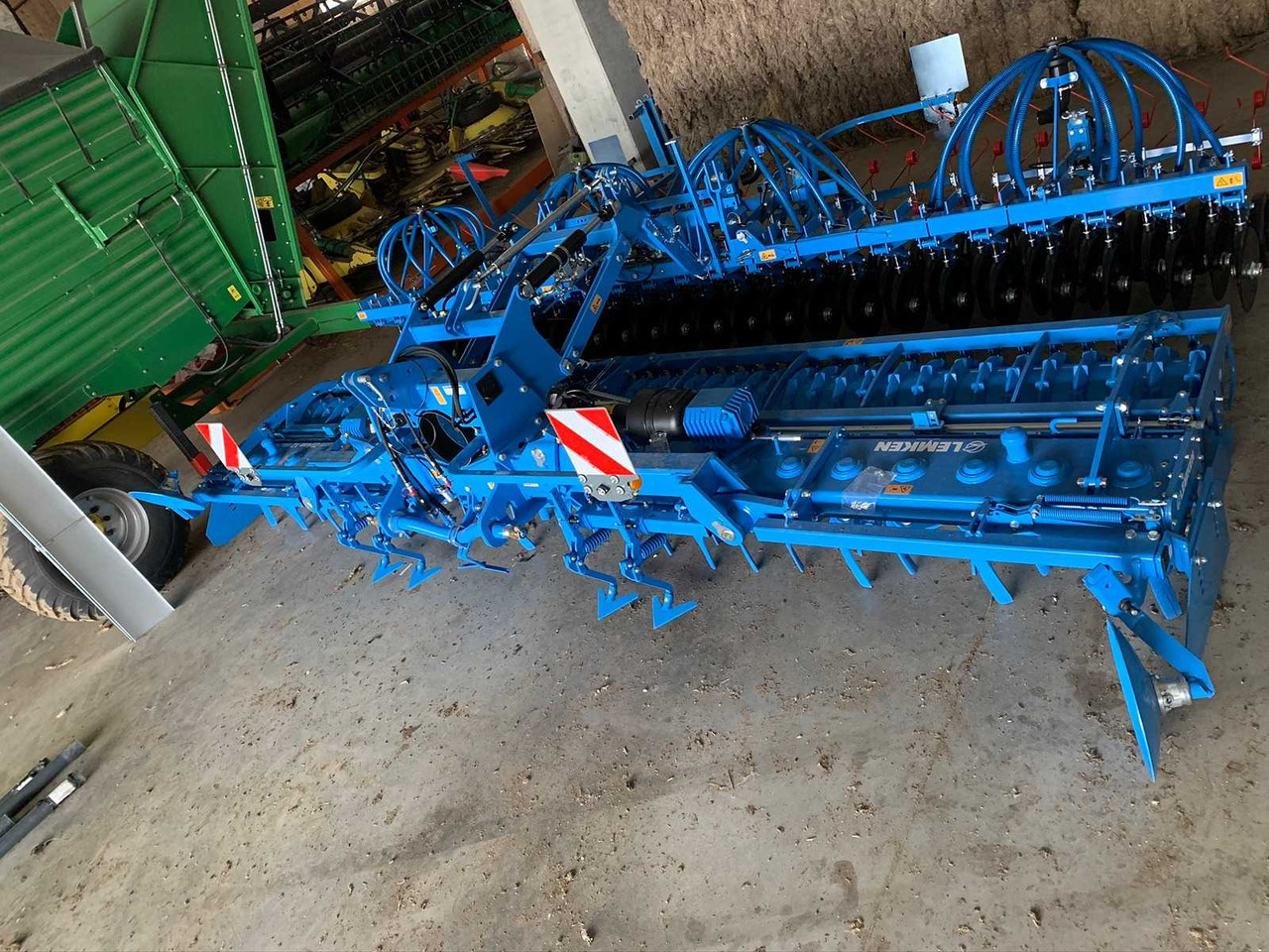 LEMKEN SOLITAIR + ZIRKON + FRONT TANK Solitair 12K/600 + Zirkon 12K/600 + Front Tank Solitair 23 - Sowing equipment: picture 5 LEMKEN SOLITAIR + ZIRKON + FRONT TANK Solitair 12K/600 + Zirkon 12K/600 + Front Tank Solitair 23 - Sowing equipment: picture 5