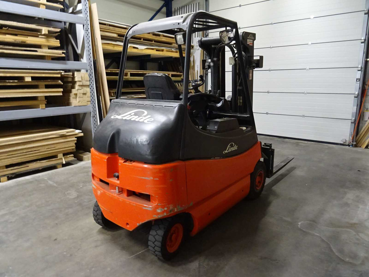 LINDE - 2001 - E25/600-02 - FORKLIFT TRUCK - Forklift: picture 4 LINDE - 2001 - E25/600-02 - FORKLIFT TRUCK - Forklift: picture 4