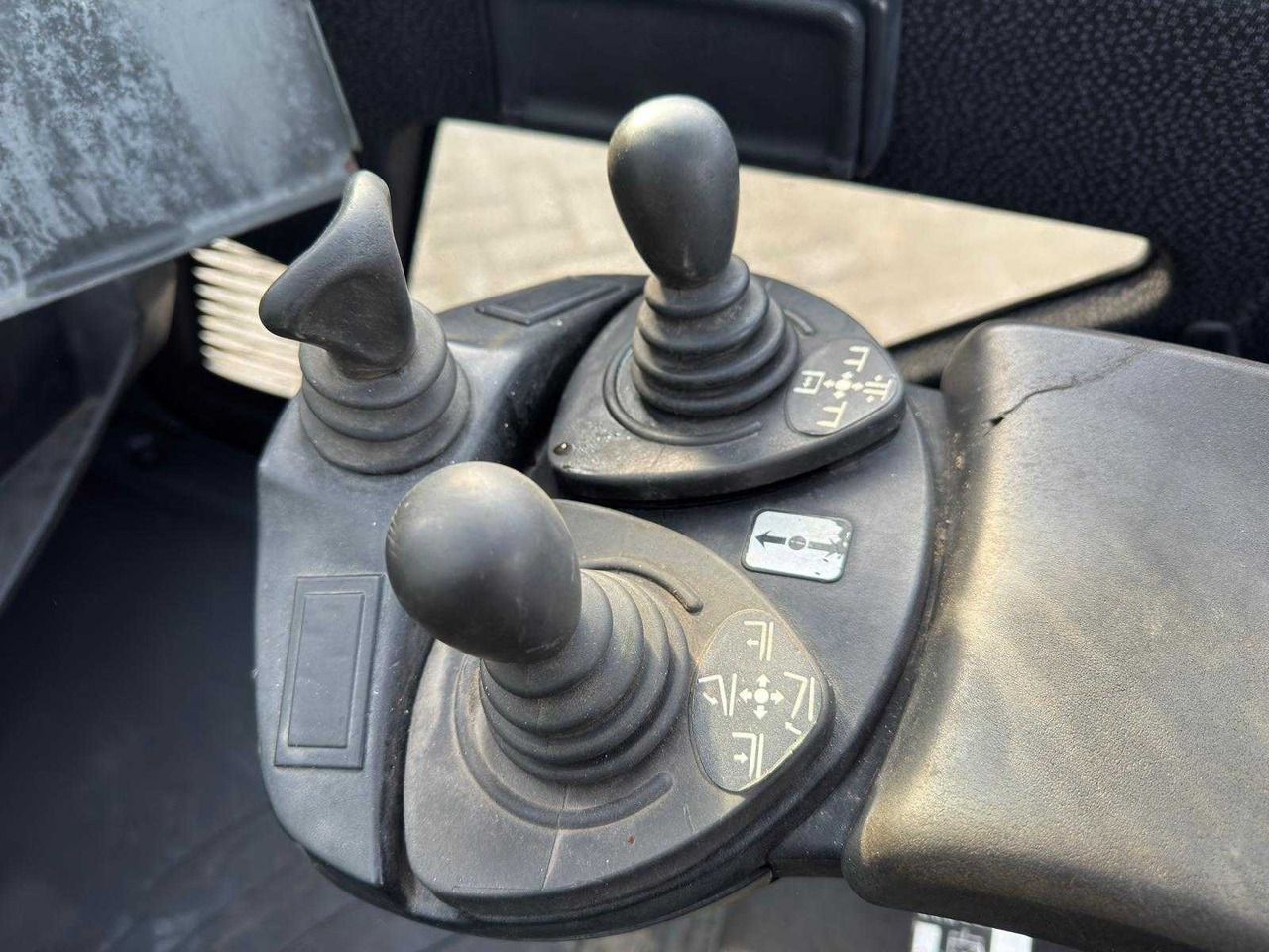 LINDE - 2010 - H35D - FORKLIFT TRUCK - Forklift: picture 4 LINDE - 2010 - H35D - FORKLIFT TRUCK - Forklift: picture 4