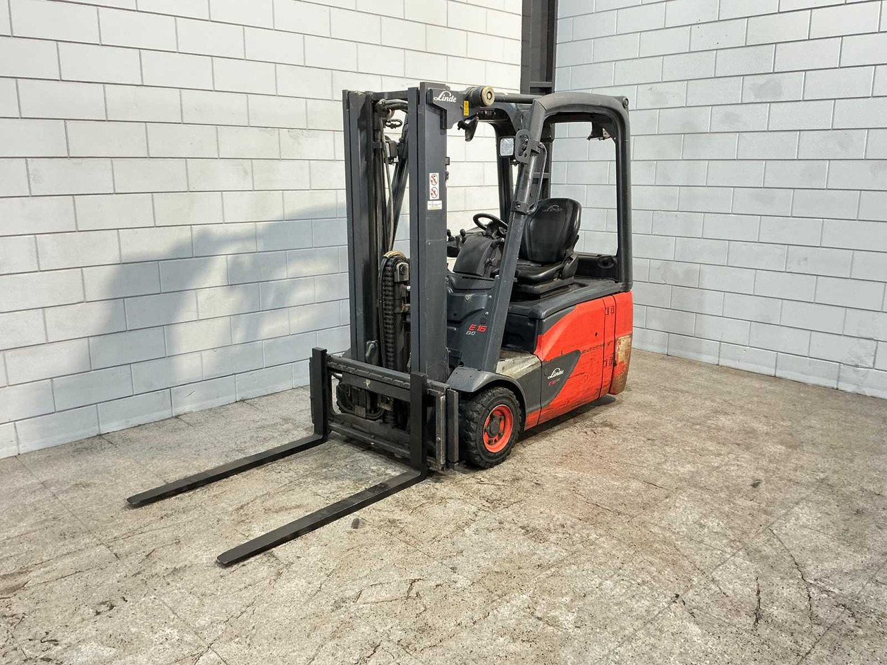 LINDE - 2016 - E16-02 - FORKLIFT TRUCK - Forklift: picture 2 LINDE - 2016 - E16-02 - FORKLIFT TRUCK - Forklift: picture 2
