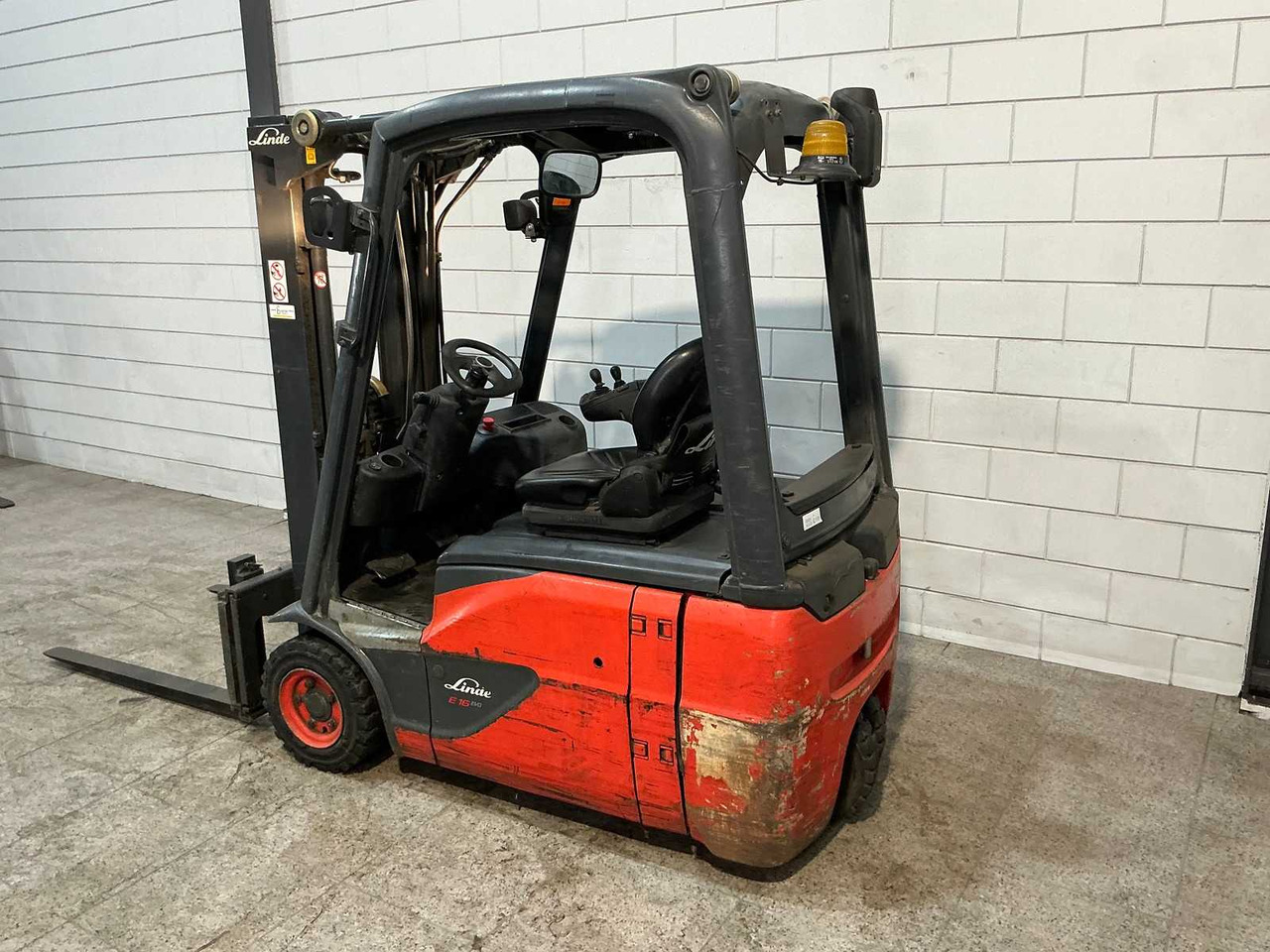 LINDE - 2016 - E16-02 - FORKLIFT TRUCK - Forklift: picture 3 LINDE - 2016 - E16-02 - FORKLIFT TRUCK - Forklift: picture 3