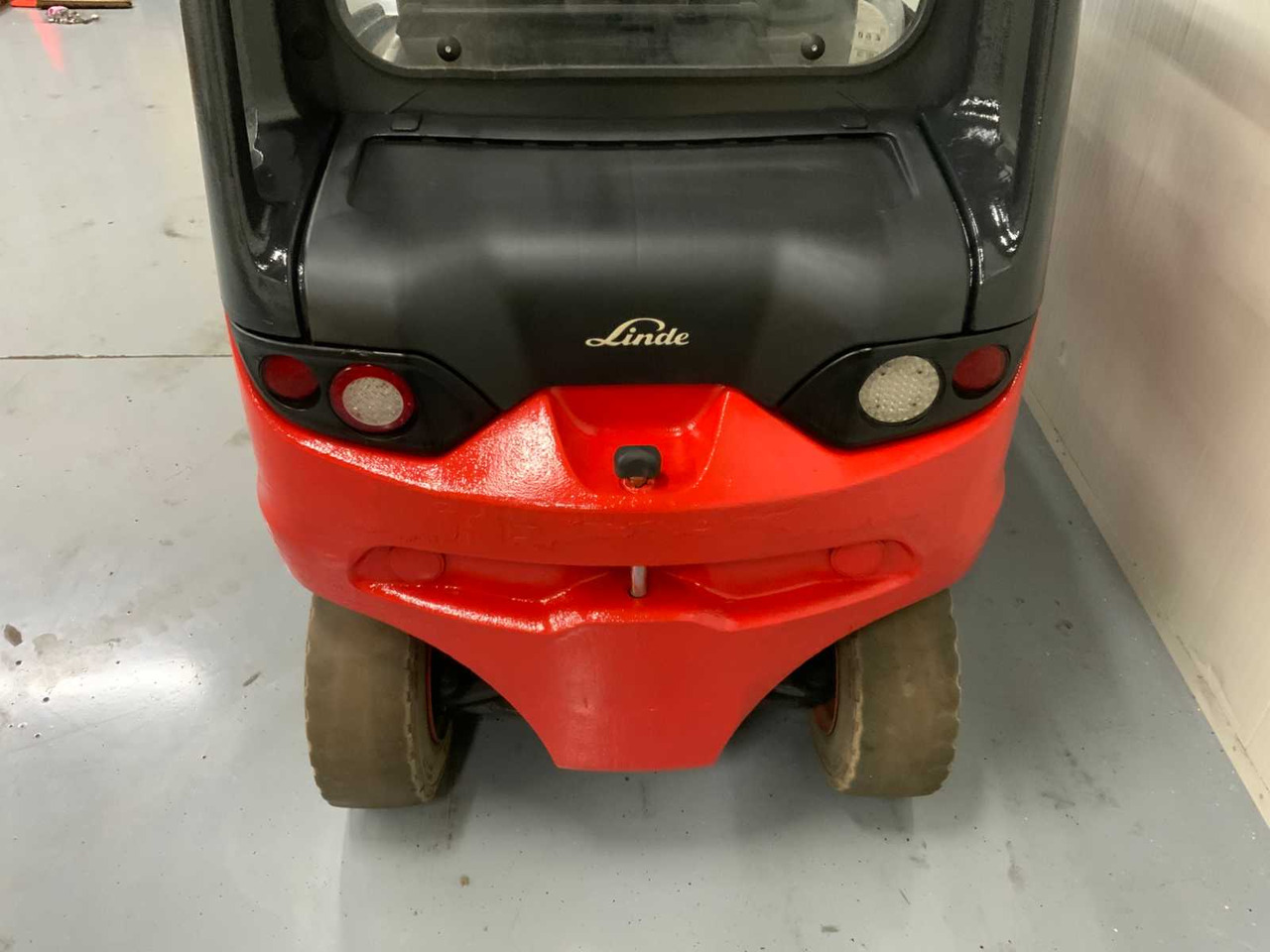 LINDE E50 - FORK POSITIONER, SIDE-SHIFT, LONG FORKS - FORKLIFT 4.1 METERS - CLOSED CABIN - Forklift: picture 5 LINDE E50 - FORK POSITIONER, SIDE-SHIFT, LONG FORKS - FORKLIFT 4.1 METERS - CLOSED CABIN - Forklift: picture 5