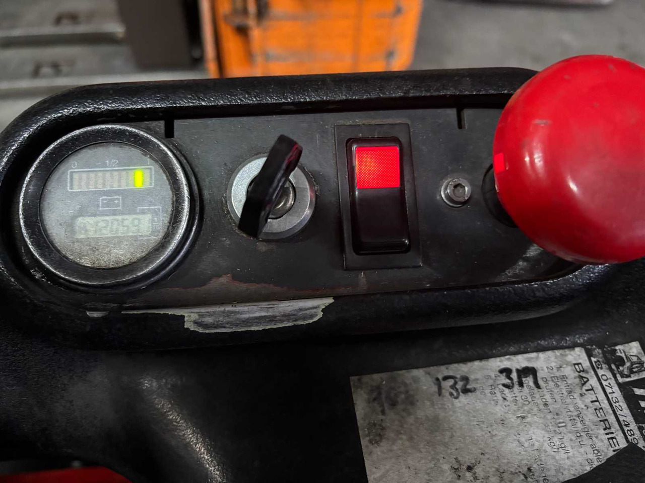 LINDE - L 16 - REACH FORKLIFT - 1999 - Forklift: picture 3 LINDE - L 16 - REACH FORKLIFT - 1999 - Forklift: picture 3