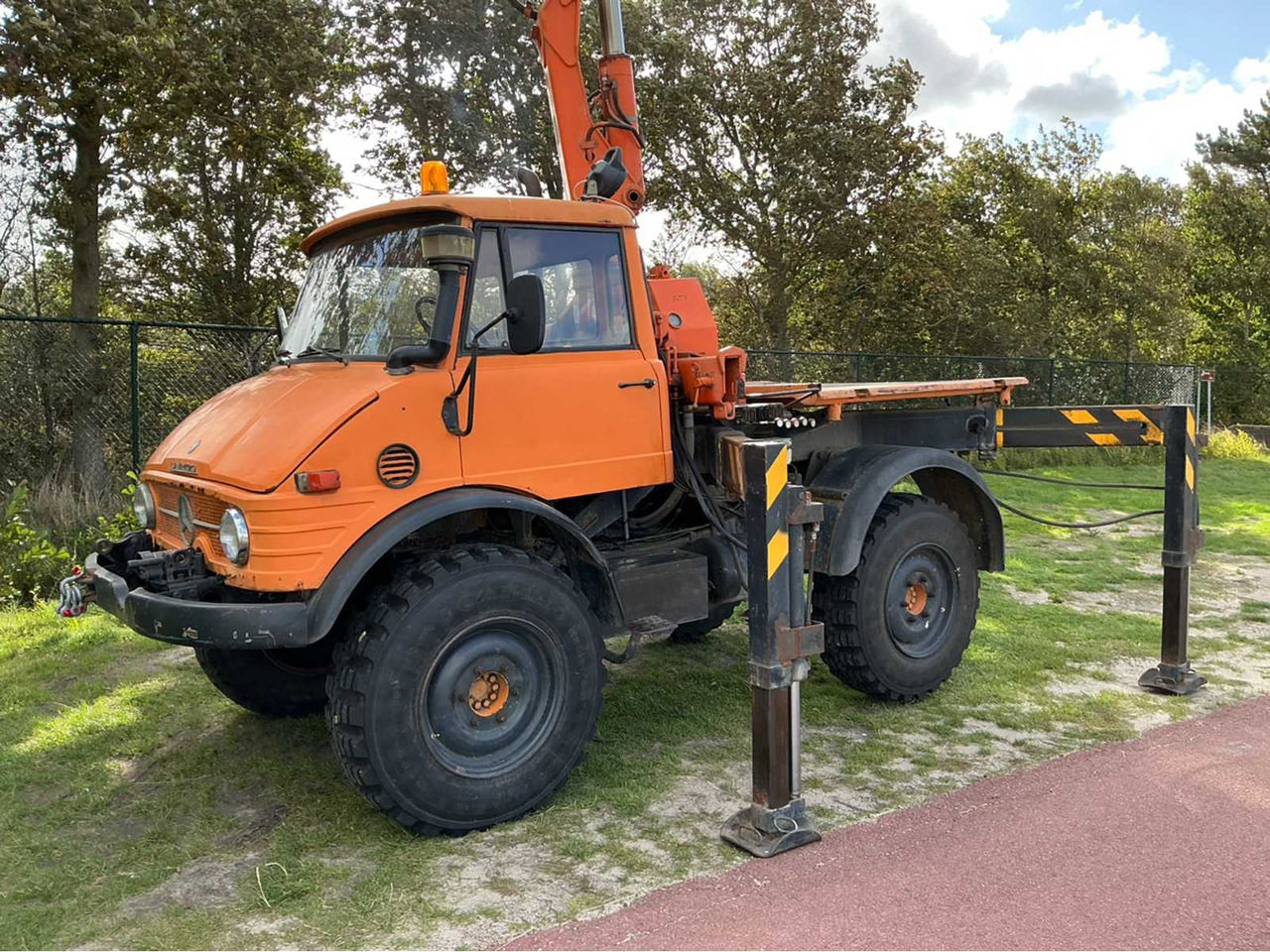Mercedes-benz Unimog 406 - Farm trailer: picture 5 Mercedes-benz Unimog 406 - Farm trailer: picture 5