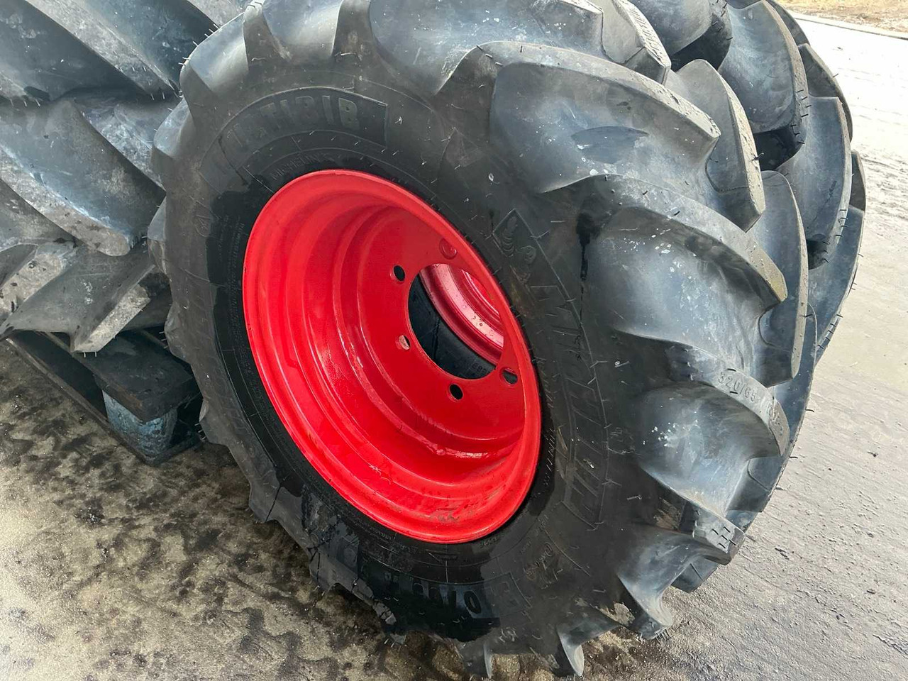 Michelin Multibib - Wheels and tires for Farm tractor: picture 4 Michelin Multibib - Wheels and tires for Farm tractor: picture 4