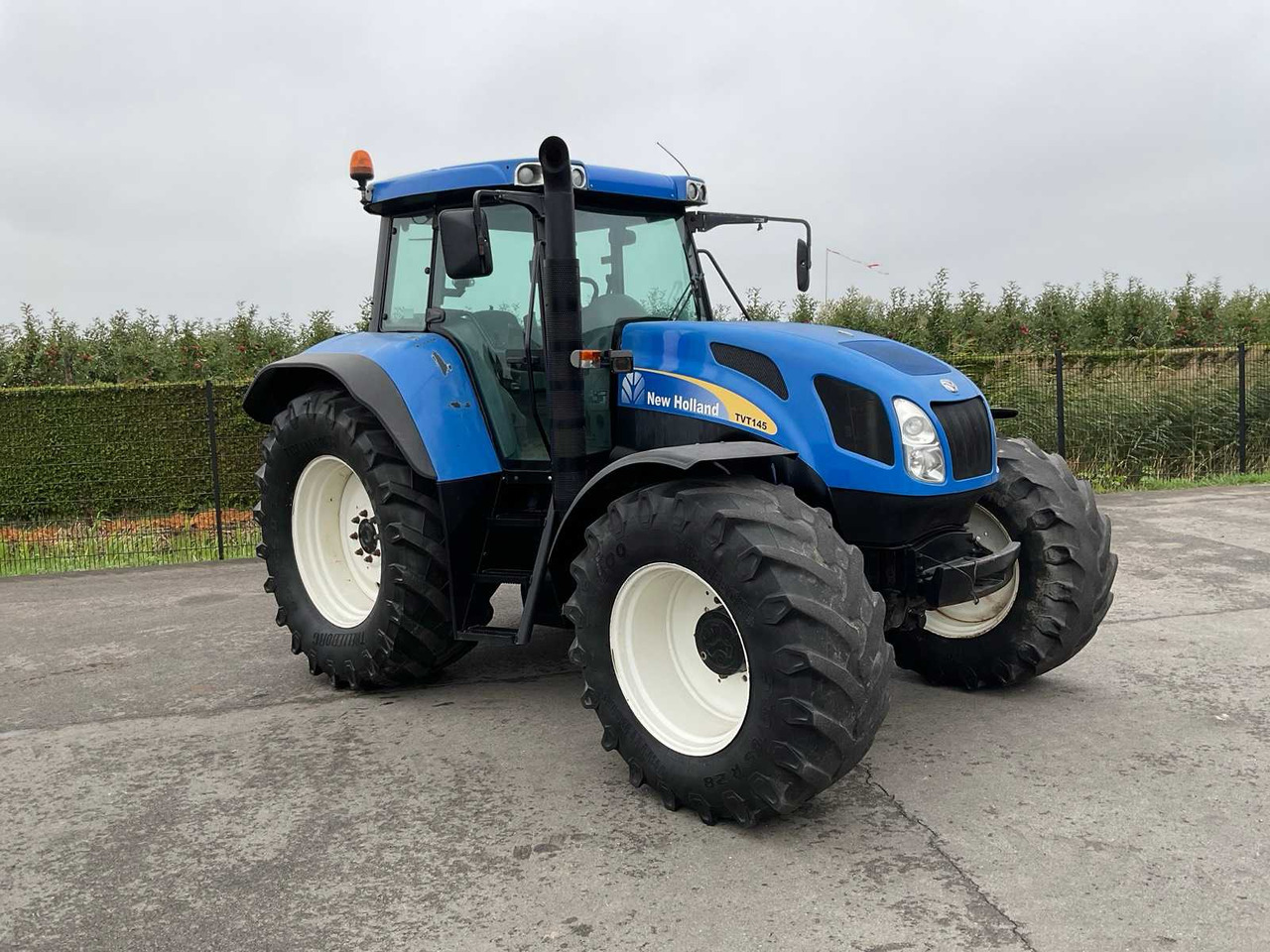 New Holland TVT145 - Farm tractor: picture 1 New Holland TVT145 - Farm tractor: picture 1
