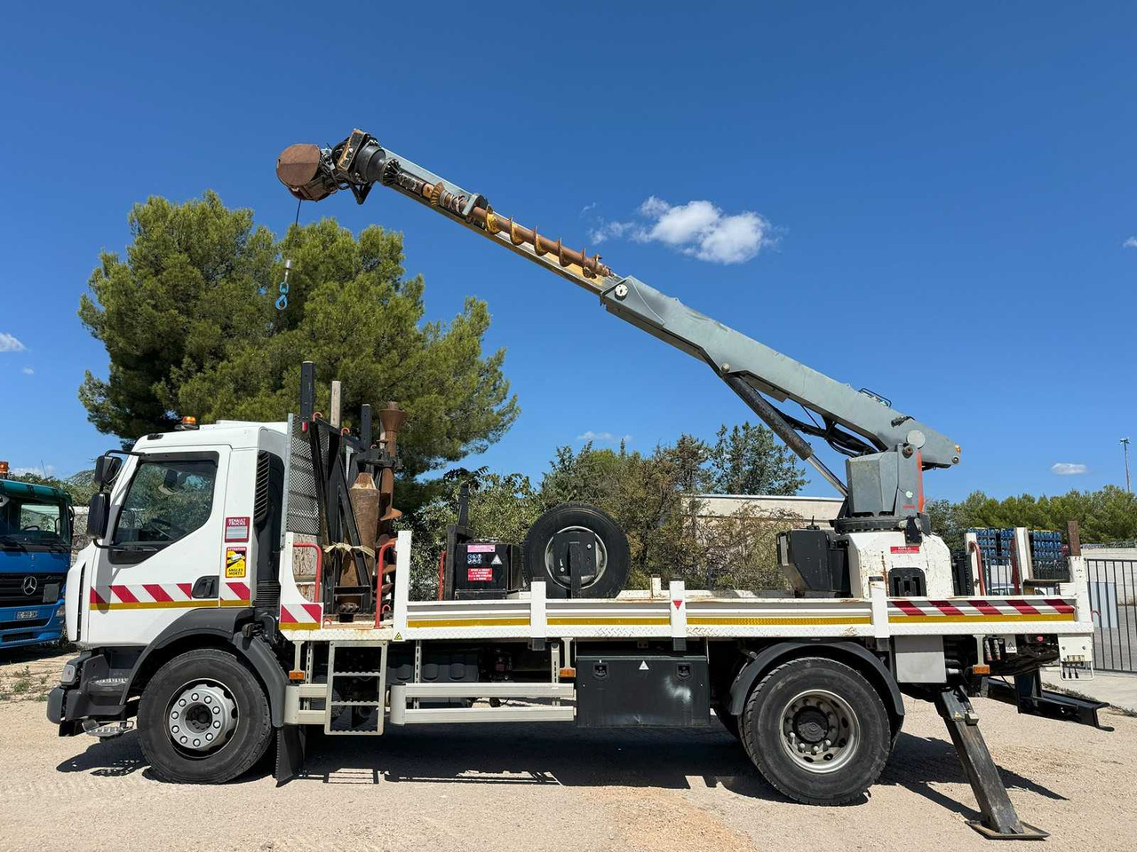 Dropside/ Flatbed truck, Crane truck Risa Renault D14 G2T TARIÈRE: picture 8 Dropside/ Flatbed truck, Crane truck Risa Renault D14 G2T TARIÈRE: picture 8