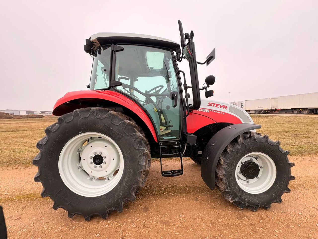 STEYR 4065 S - COMPACT ALL-WHEEL DRIVE TRACTOR (2022) - Farm tractor: picture 4 STEYR 4065 S - COMPACT ALL-WHEEL DRIVE TRACTOR (2022) - Farm tractor: picture 4
