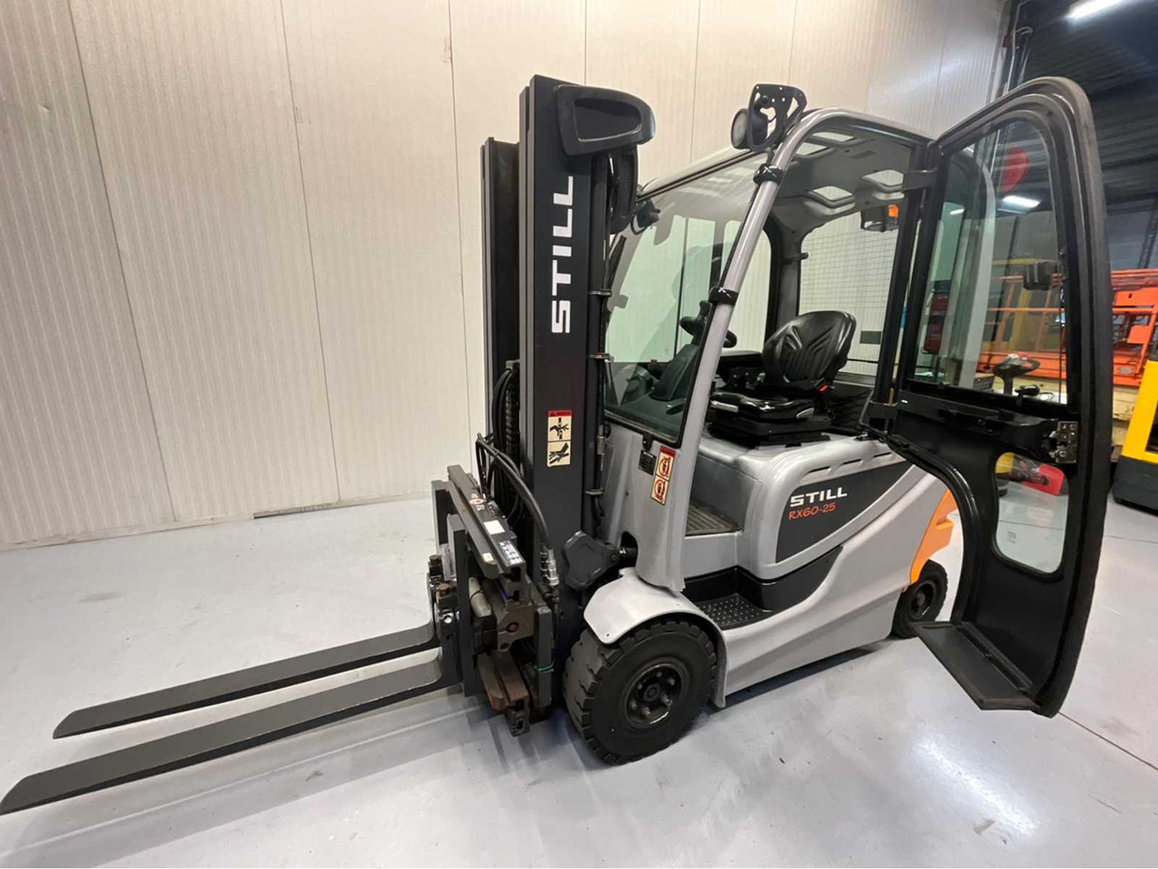 STILL RX60-25 FORKLIFT 2016 TRIPLEX - FORK POSITIONER OUTSIDE CARRIAGE - FREELIFT - SIDESHIFT -8677 HOURS CLOSED CABIN - Forklift: picture 1 STILL RX60-25 FORKLIFT 2016 TRIPLEX - FORK POSITIONER OUTSIDE CARRIAGE - FREELIFT - SIDESHIFT -8677 HOURS CLOSED CABIN - Forklift: picture 1