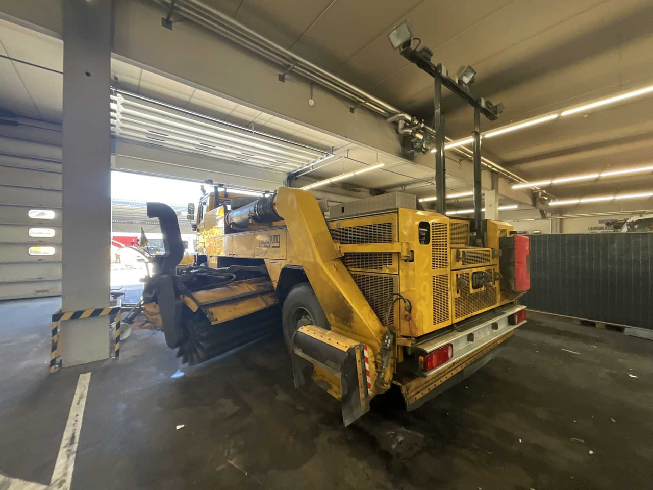 MAN - JETBROOM AIRFIELD JET SWEEPER - 2005 - Truck: picture 5 MAN - JETBROOM AIRFIELD JET SWEEPER - 2005 - Truck: picture 5