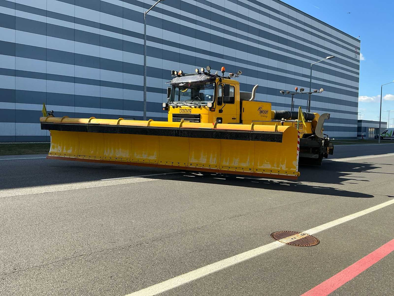 MAN - JETBROOM AIRFIELD JET SWEEPER - 2005 - Truck: picture 1 MAN - JETBROOM AIRFIELD JET SWEEPER - 2005 - Truck: picture 1