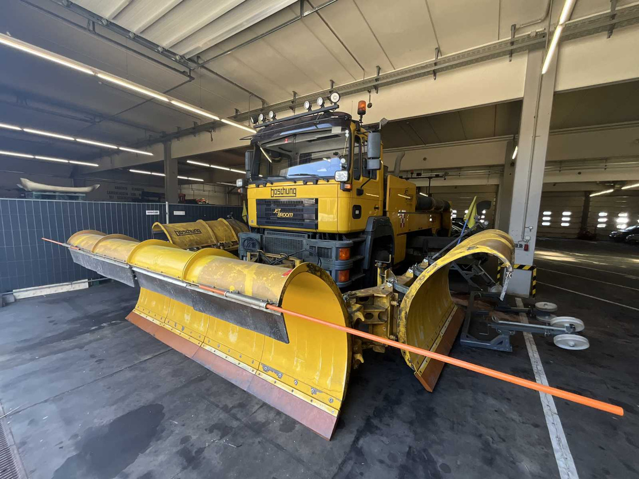 MAN - JETBROOM AIRFIELD JET SWEEPER - 2005 - Truck: picture 2 MAN - JETBROOM AIRFIELD JET SWEEPER - 2005 - Truck: picture 2