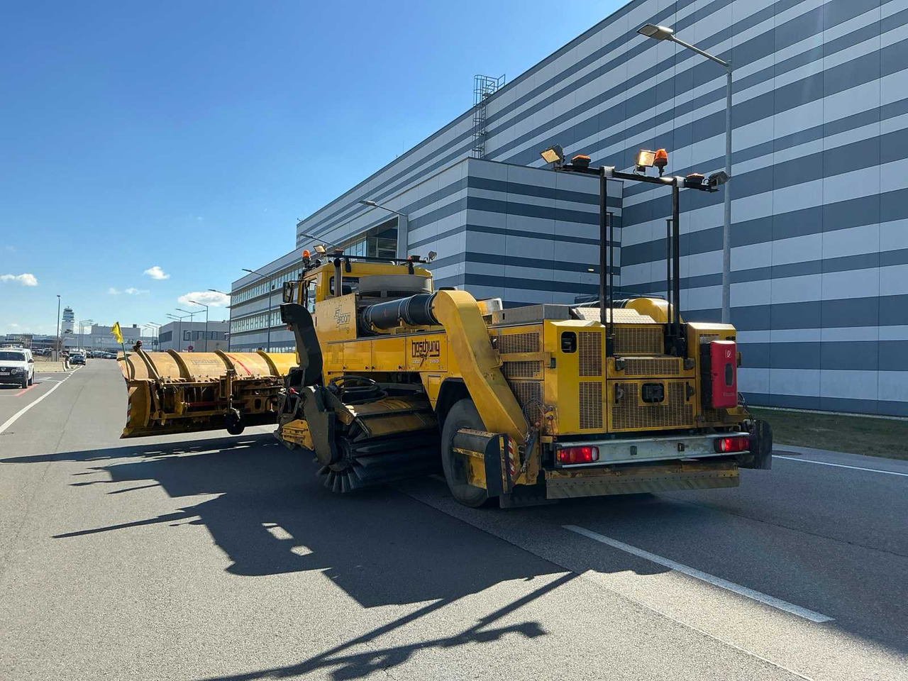 MAN - JETBROOM AIRFIELD JET SWEEPER - 2005 - Truck: picture 4 MAN - JETBROOM AIRFIELD JET SWEEPER - 2005 - Truck: picture 4