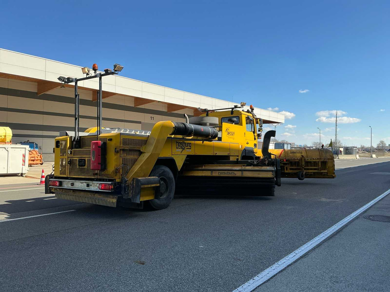 MAN - JETBROOM AIRFIELD JET SWEEPER - 2005 - Truck: picture 3 MAN - JETBROOM AIRFIELD JET SWEEPER - 2005 - Truck: picture 3