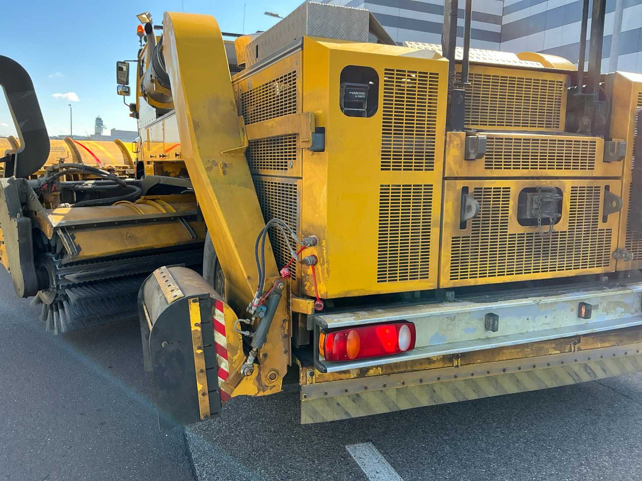 MAN - JETBROOM AIRFIELD JET SWEEPER - 2005 - Truck: picture 5 MAN - JETBROOM AIRFIELD JET SWEEPER - 2005 - Truck: picture 5