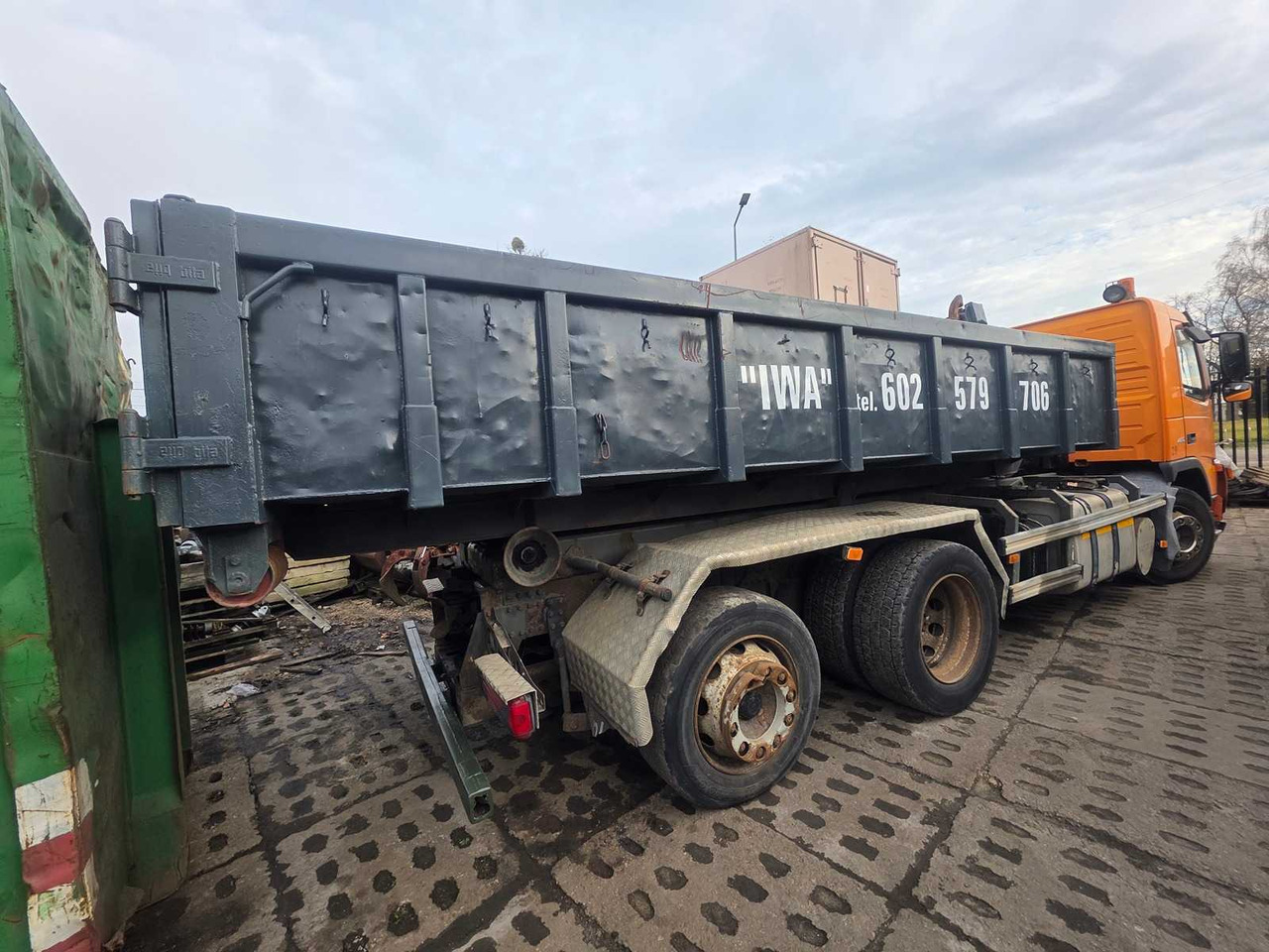 Truck VOLVO - FM/FH - 6X 2R - HOOKLIFT TRUCK WITH CONTAINER - 2002: picture 7 Truck VOLVO - FM/FH - 6X 2R - HOOKLIFT TRUCK WITH CONTAINER - 2002: picture 7