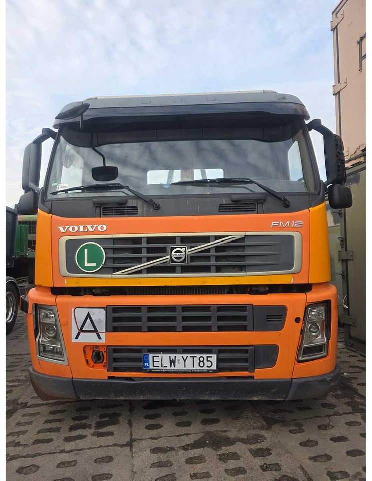 Truck VOLVO - FM/FH - 6X 2R - HOOKLIFT TRUCK WITH CONTAINER - 2002: picture 8 Truck VOLVO - FM/FH - 6X 2R - HOOKLIFT TRUCK WITH CONTAINER - 2002: picture 8