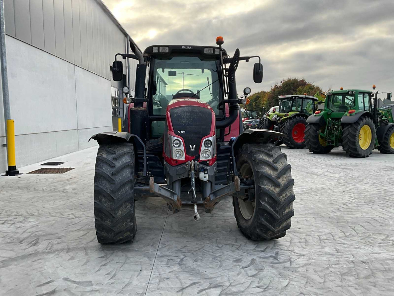 Valtra N123S - Farm tractor: picture 2 Valtra N123S - Farm tractor: picture 2