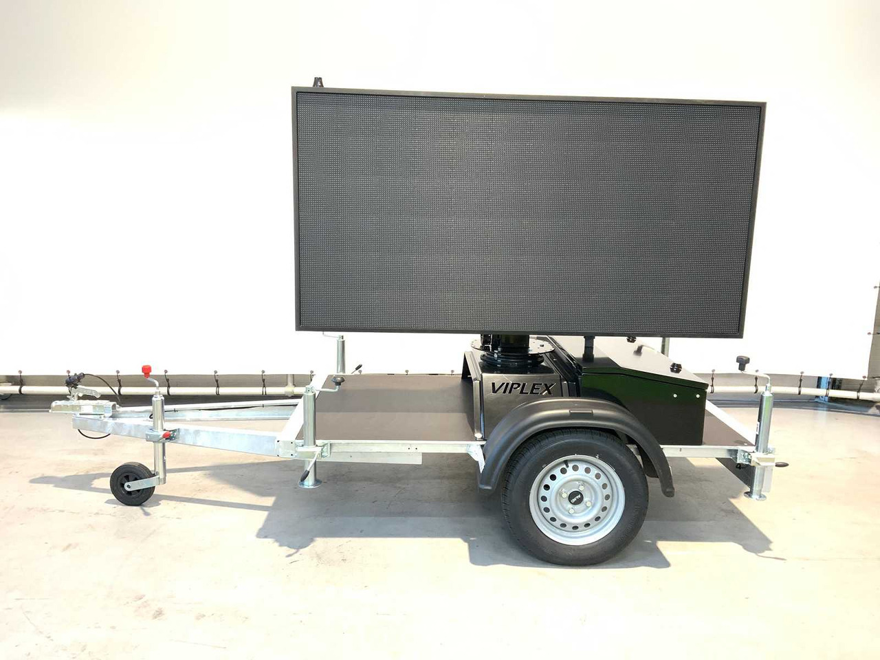 Viplex tekstkar P8 ledscherm op aanhangwagen - Construction equipment, Trailer: picture 2 Viplex tekstkar P8 ledscherm op aanhangwagen - Construction equipment, Trailer: picture 2