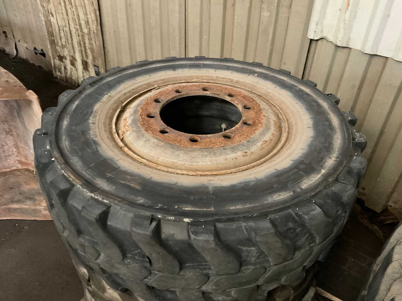 WHEELED EXCAVATOR TIRES (4X) - Wheel excavator: picture 2 WHEELED EXCAVATOR TIRES (4X) - Wheel excavator: picture 2