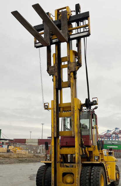 CVS Ferrari F16 - Container handler: picture 1 CVS Ferrari F16 - Container handler: picture 1