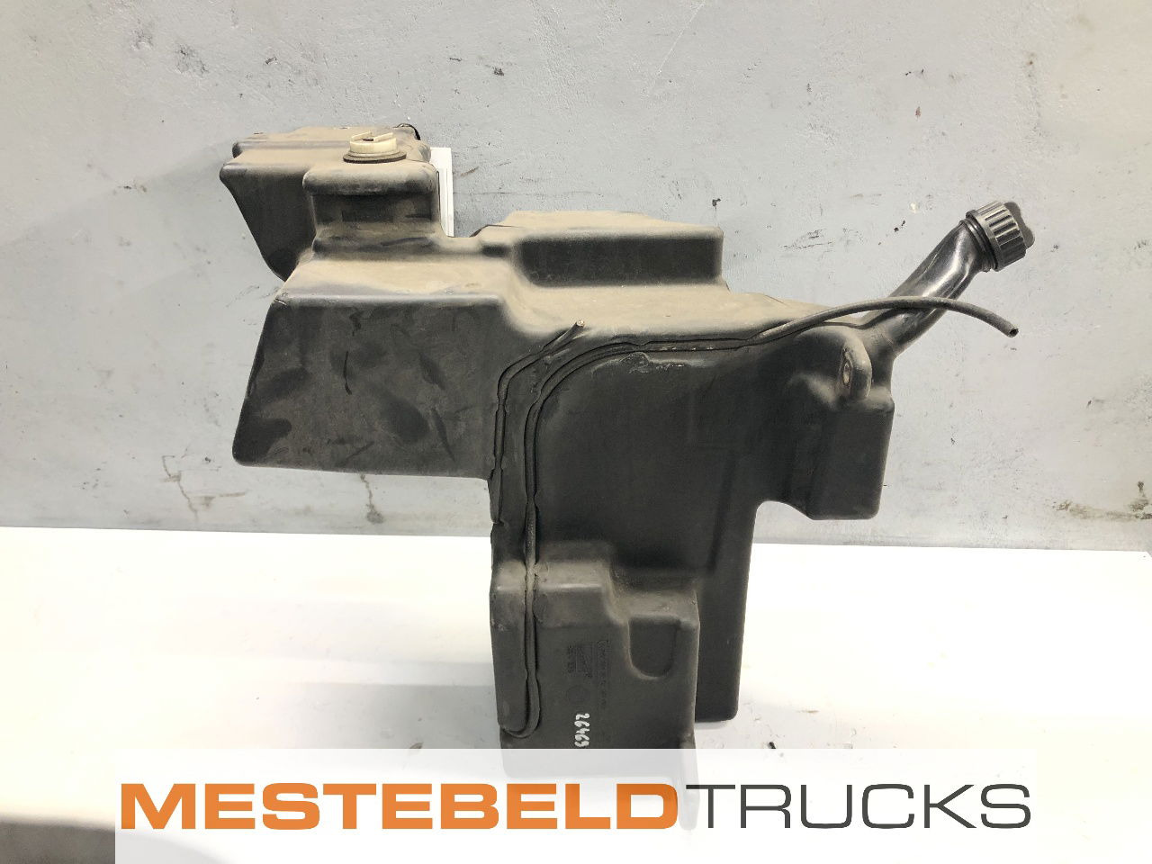 Mercedes-Benz Ruitensproeiertank - Cab and interior for Truck: picture 1 Mercedes-Benz Ruitensproeiertank - Cab and interior for Truck: picture 1