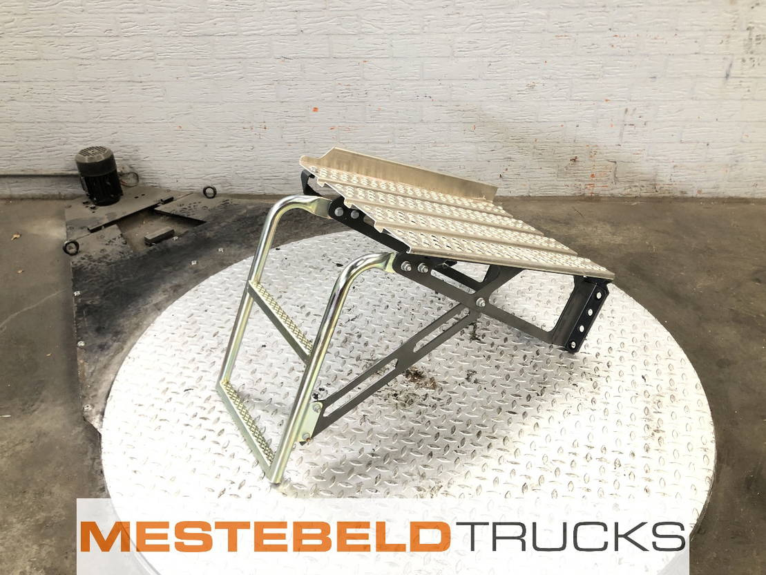 Mercedes-Benz Trap boven accubak - Frame/ Chassis for Truck: picture 1 Mercedes-Benz Trap boven accubak - Frame/ Chassis for Truck: picture 1