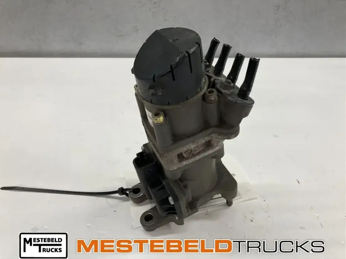 Volvo Voetremventiel  - Brake valve for Truck: picture 1 Volvo Voetremventiel  - Brake valve for Truck: picture 1