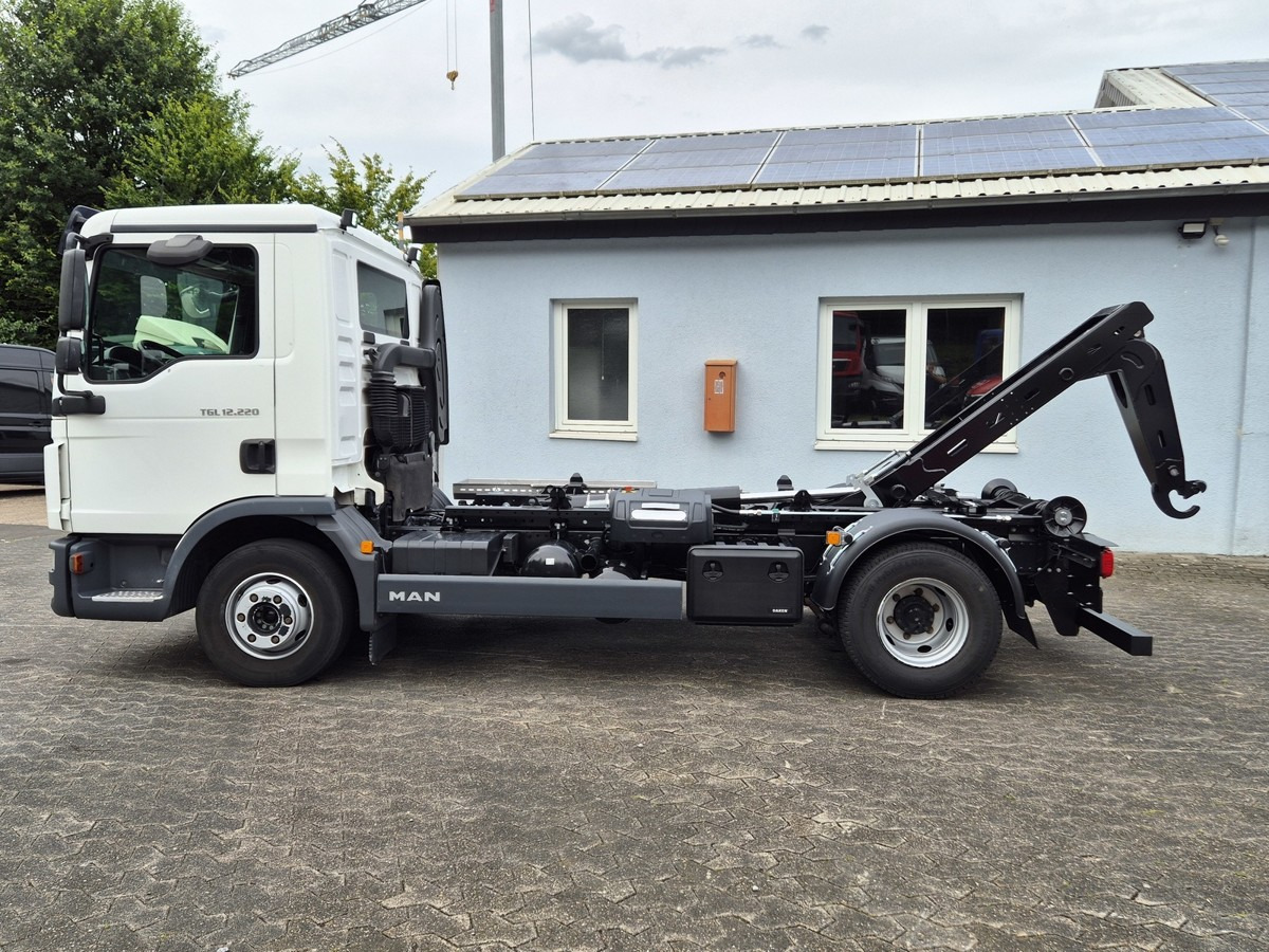 MAN TGL 12.220 BL City Abrollkipper AHK Euro 6 - Hook lift truck: picture 4 MAN TGL 12.220 BL City Abrollkipper AHK Euro 6 - Hook lift truck: picture 4