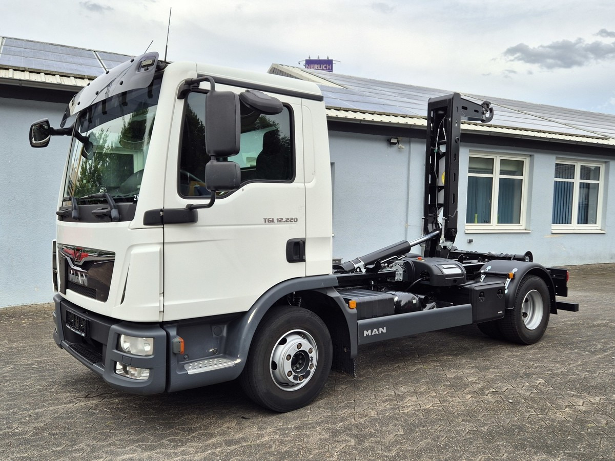 MAN TGL 12.220 BL City Abrollkipper AHK Euro 6 - Hook lift truck: picture 2 MAN TGL 12.220 BL City Abrollkipper AHK Euro 6 - Hook lift truck: picture 2