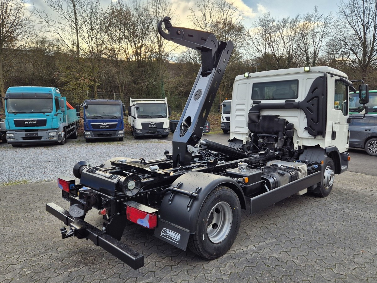 MAN TGL 12.250 BL City Abrollkipper AHK Euro 6 - Hook lift truck: picture 2 MAN TGL 12.250 BL City Abrollkipper AHK Euro 6 - Hook lift truck: picture 2