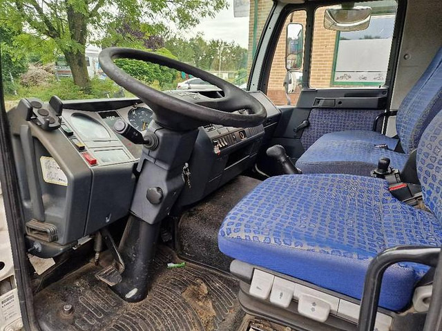 Interior photo 1: Curtainsider truck MAN L2000 LE 8.180