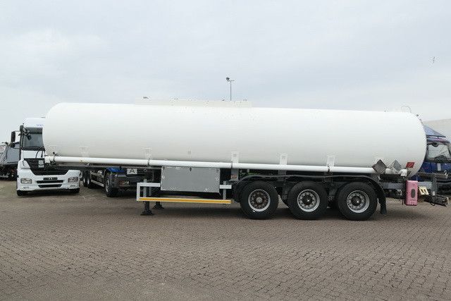 Kässbohrer STH 34/10-24/Tank 34.000 ltr./Unterbefüll./Pumpe - Tank semi-trailer: picture 2 Kässbohrer STH 34/10-24/Tank 34.000 ltr./Unterbefüll./Pumpe - Tank semi-trailer: picture 2