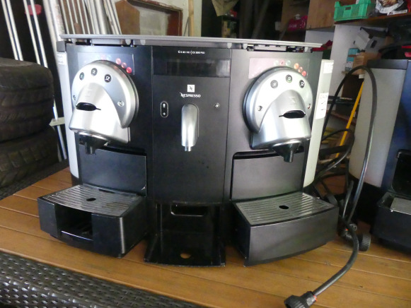 2 Machines à café Nespresso 705/CS200 - Food processing equipment: picture 1 2 Machines à café Nespresso 705/CS200 - Food processing equipment: picture 1