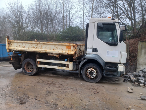 Camion tri benne Volvo FLL 42 12N2 5.0 (2009-88.795 km) - Dropside/ Flatbed truck: picture 2 Camion tri benne Volvo FLL 42 12N2 5.0 (2009-88.795 km) - Dropside/ Flatbed truck: picture 2