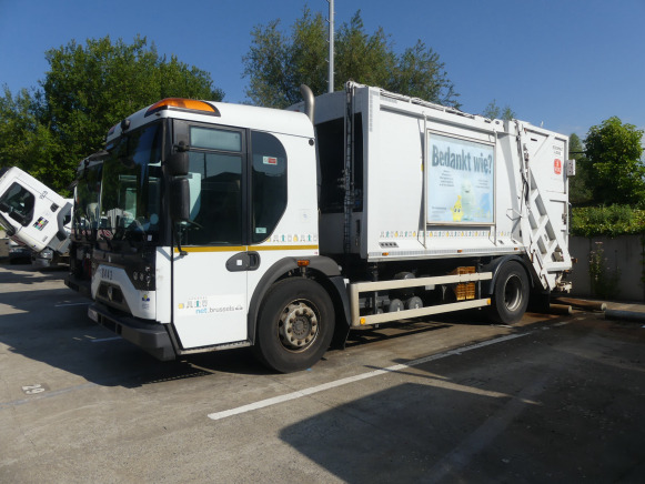 REF:8443 - Camion poubelle Renault Access (2013-128.985 km) - Garbage truck: picture 2 REF:8443 - Camion poubelle Renault Access (2013-128.985 km) - Garbage truck: picture 2