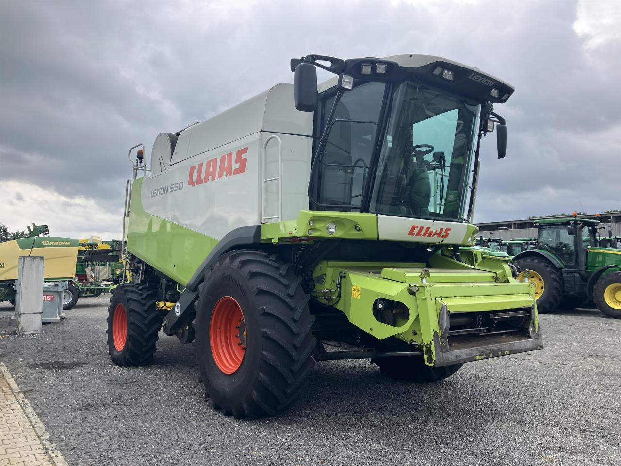 CLAAS Lexion 550 - Combine harvester: picture 1 CLAAS Lexion 550 - Combine harvester: picture 1