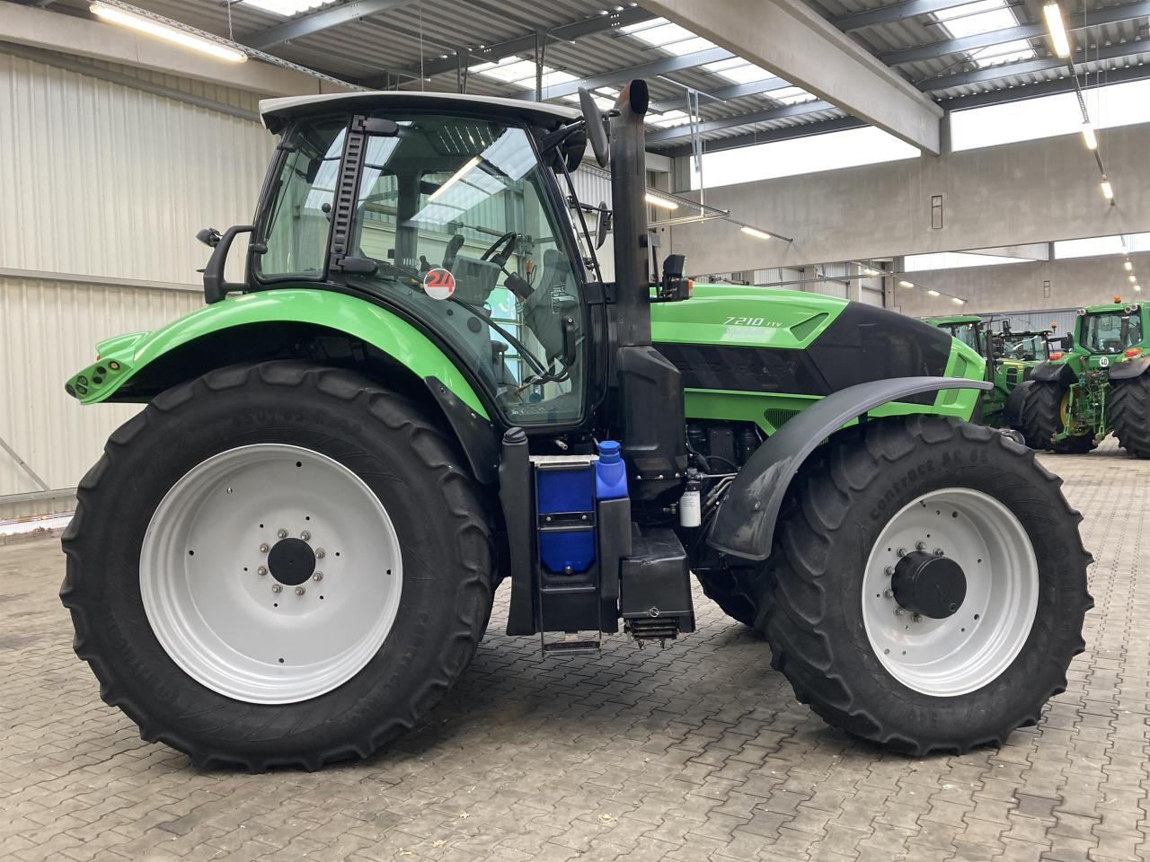 Deutz-Fahr 7210 TTV - Farm tractor: picture 3 Deutz-Fahr 7210 TTV - Farm tractor: picture 3