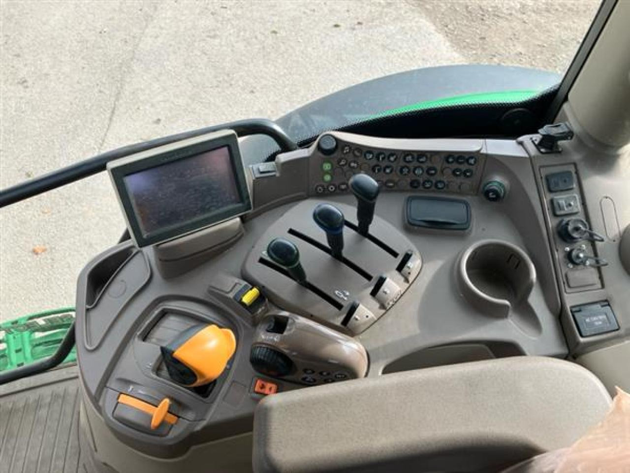 John Deere 6130R - Farm tractor: picture 4 John Deere 6130R - Farm tractor: picture 4