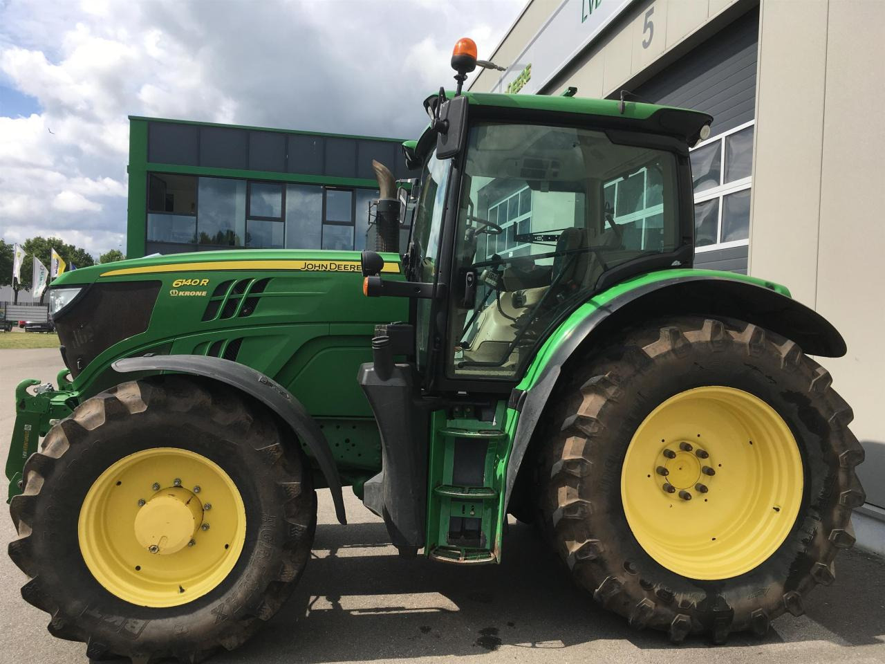 John Deere 6140R - Farm tractor: picture 1 John Deere 6140R - Farm tractor: picture 1