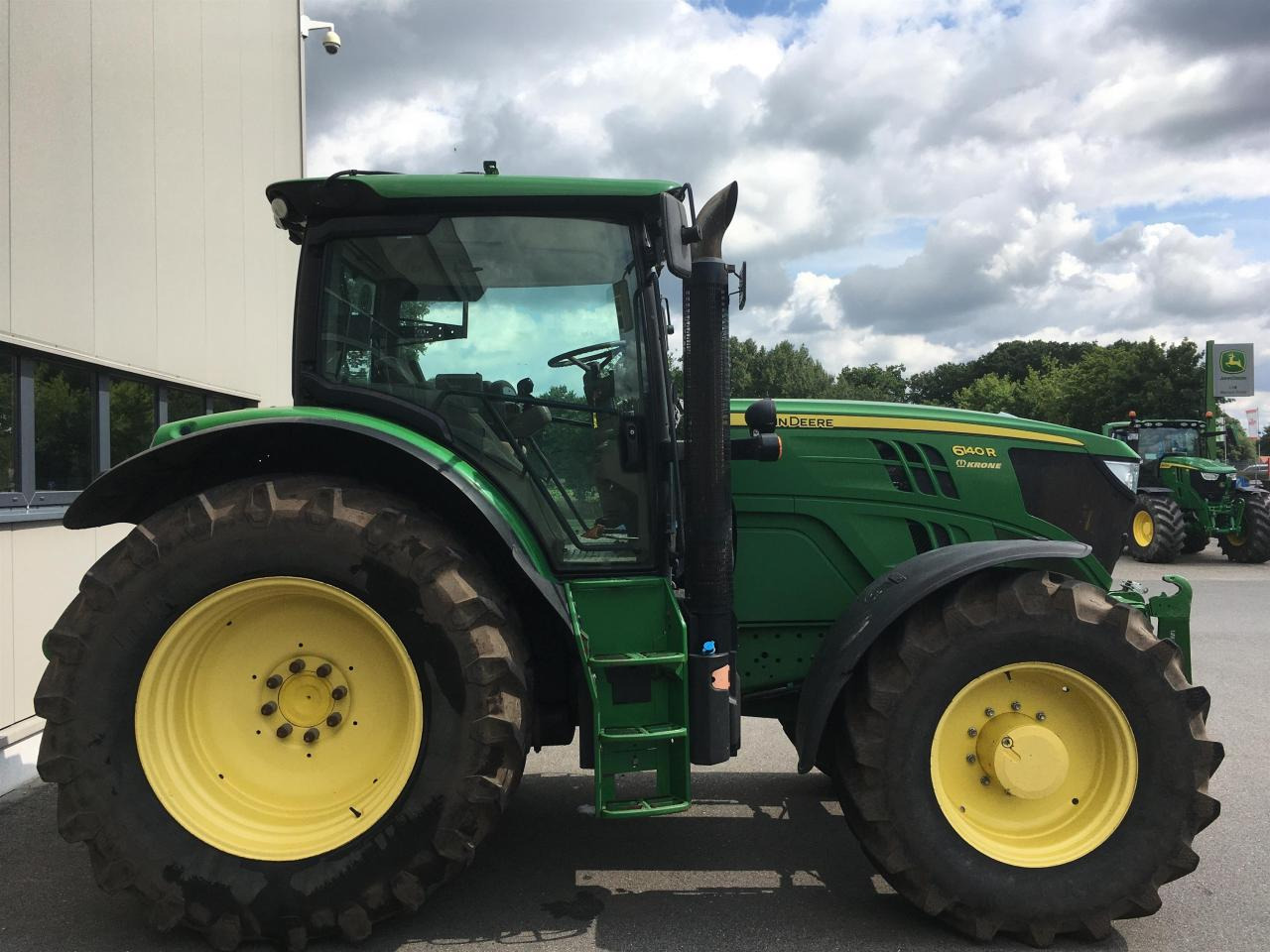 John Deere 6140R - Farm tractor: picture 2 John Deere 6140R - Farm tractor: picture 2