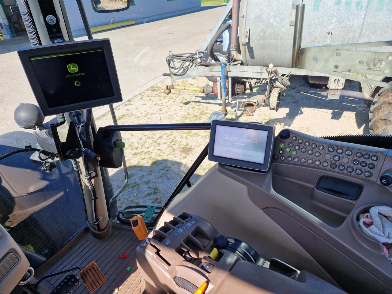 John Deere 6150R - Farm tractor: picture 5 John Deere 6150R - Farm tractor: picture 5