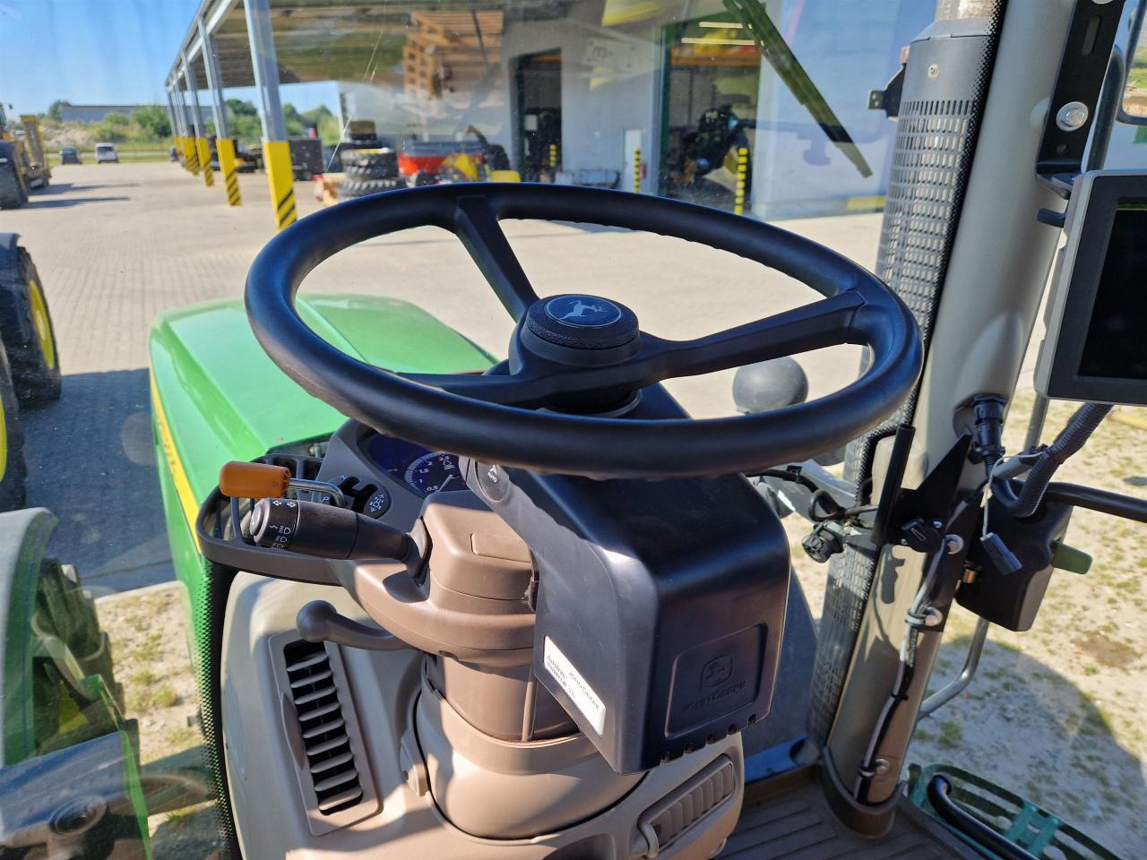 John Deere 6150R - Farm tractor: picture 4 John Deere 6150R - Farm tractor: picture 4