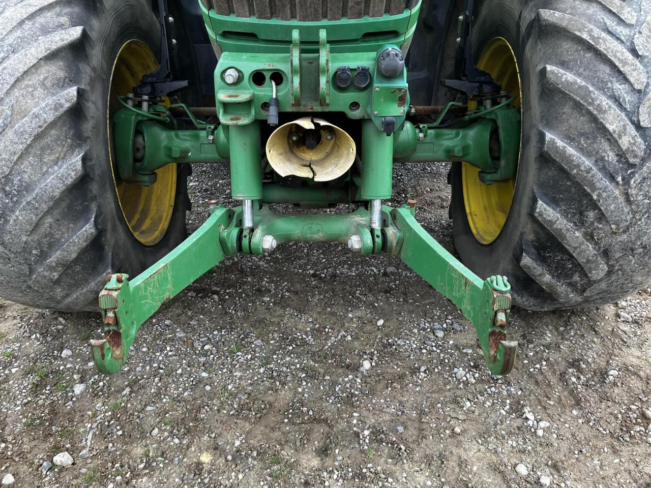 John Deere 6215R - Farm tractor: picture 4 John Deere 6215R - Farm tractor: picture 4