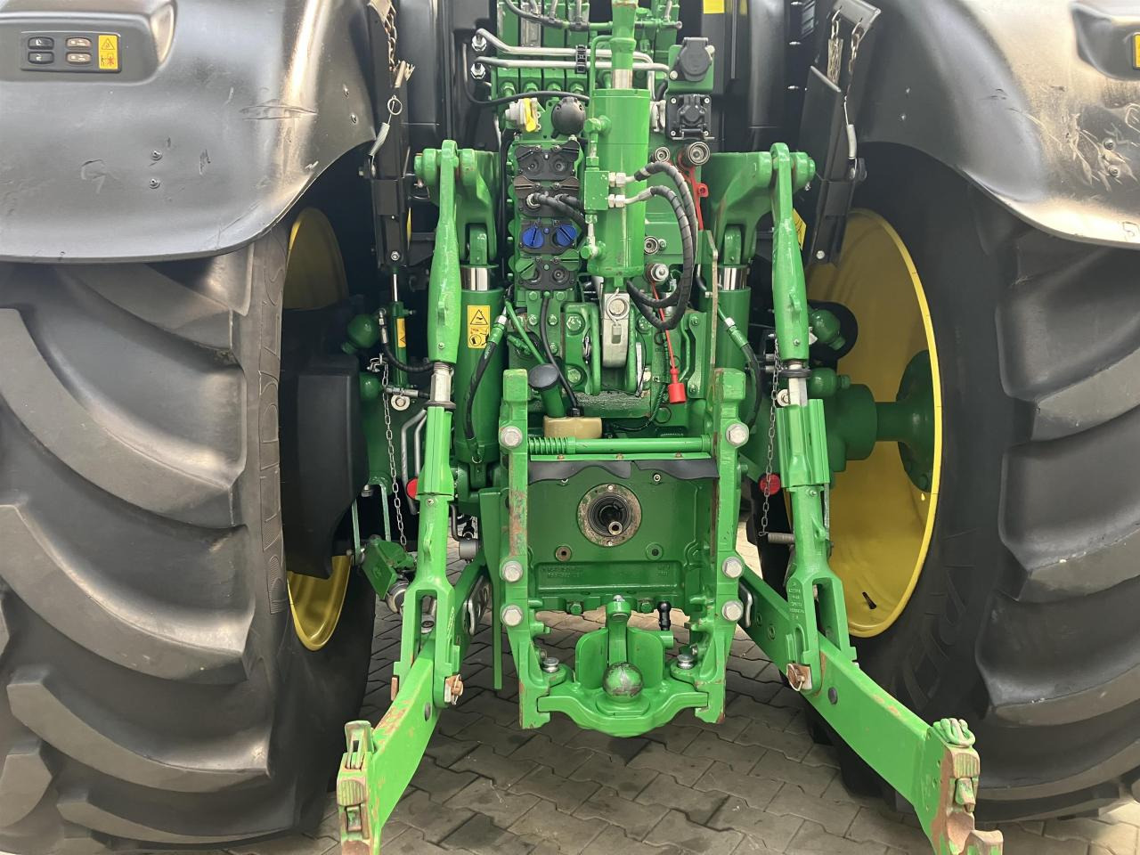 John Deere 6215R - Farm tractor: picture 5 John Deere 6215R - Farm tractor: picture 5