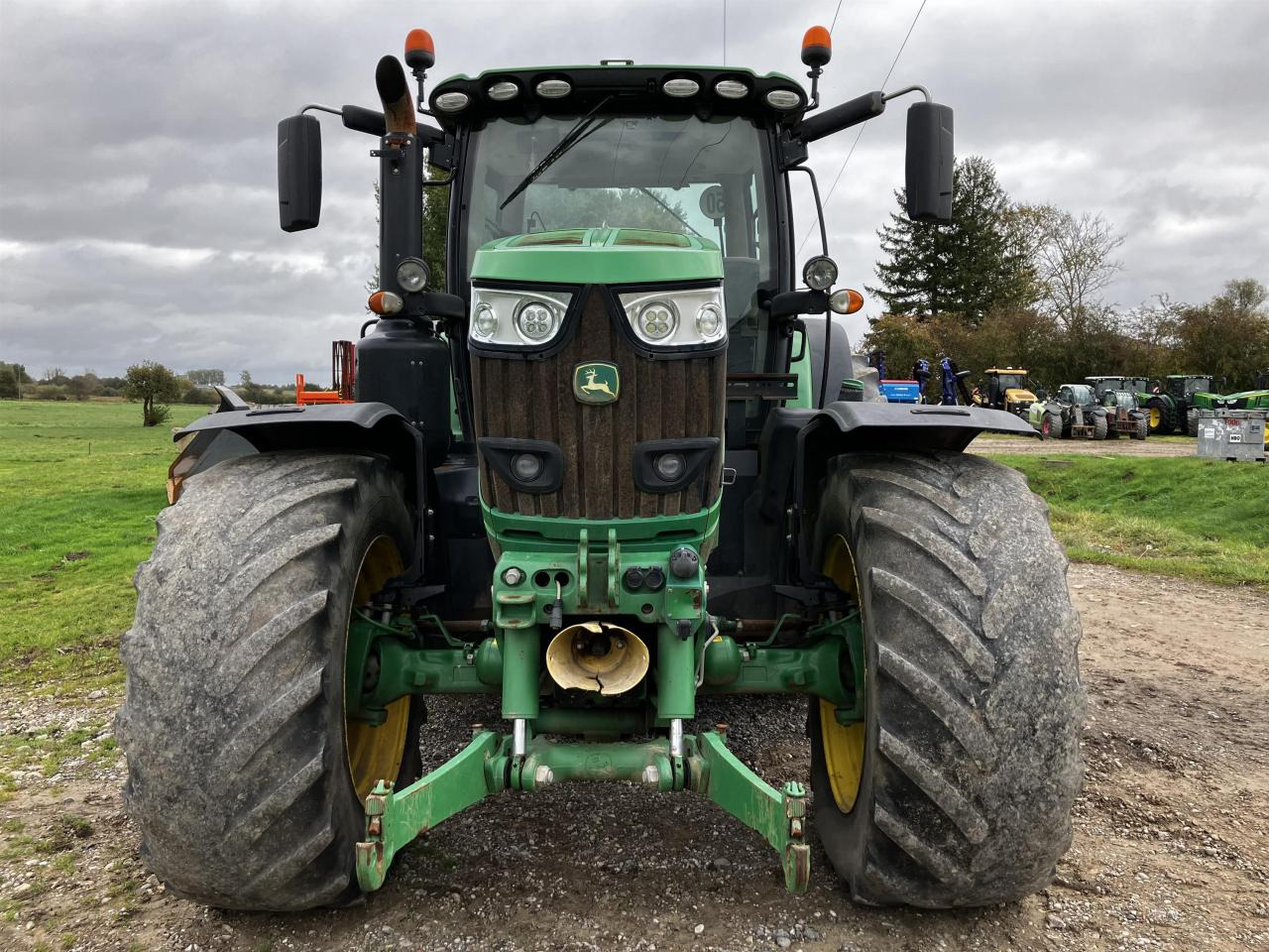 John Deere 6215R - Farm tractor: picture 3 John Deere 6215R - Farm tractor: picture 3