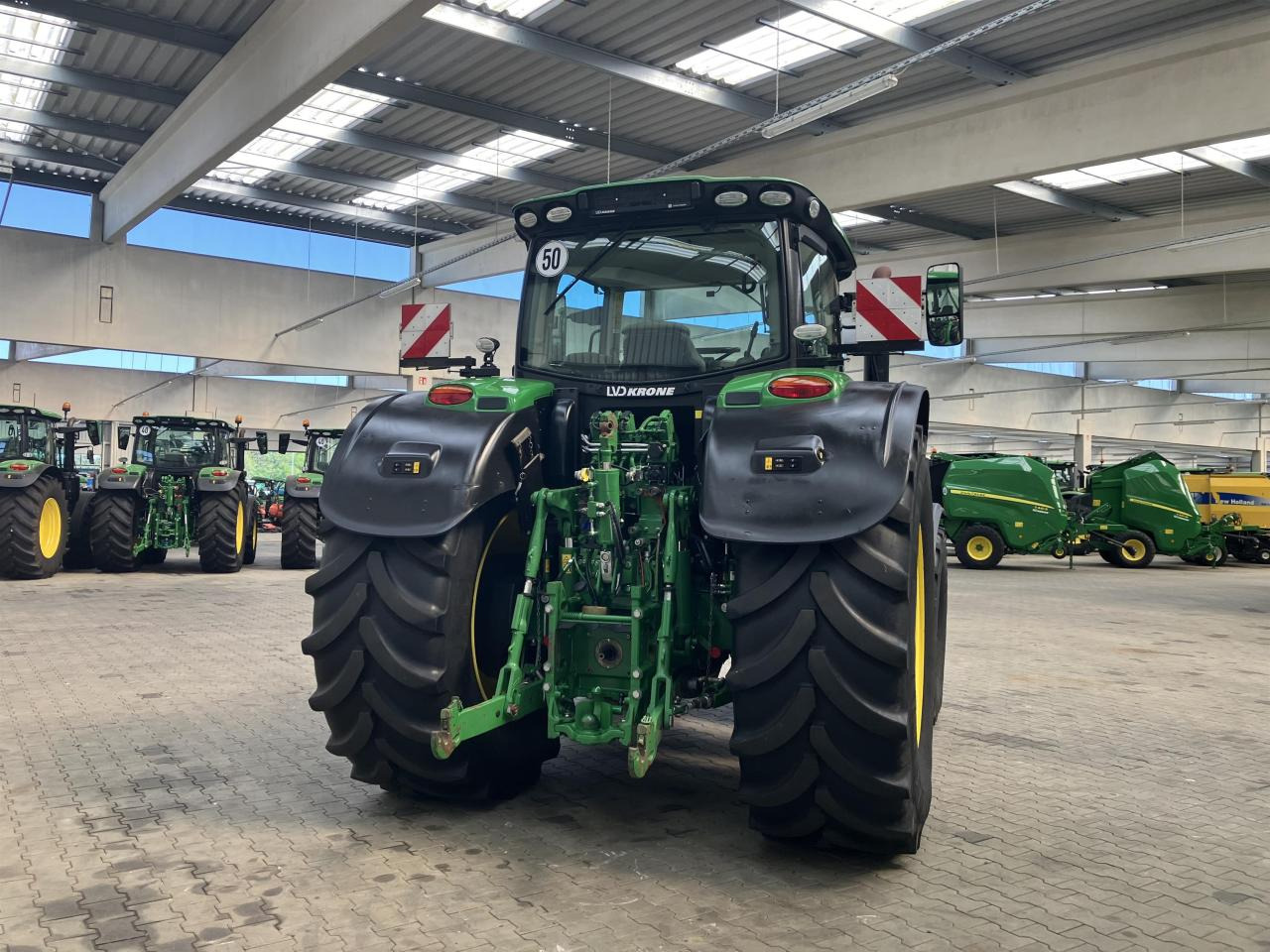 John Deere 6215R - Farm tractor: picture 3 John Deere 6215R - Farm tractor: picture 3