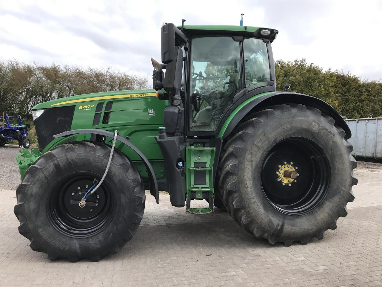 John Deere 6250R - Farm tractor: picture 1 John Deere 6250R - Farm tractor: picture 1